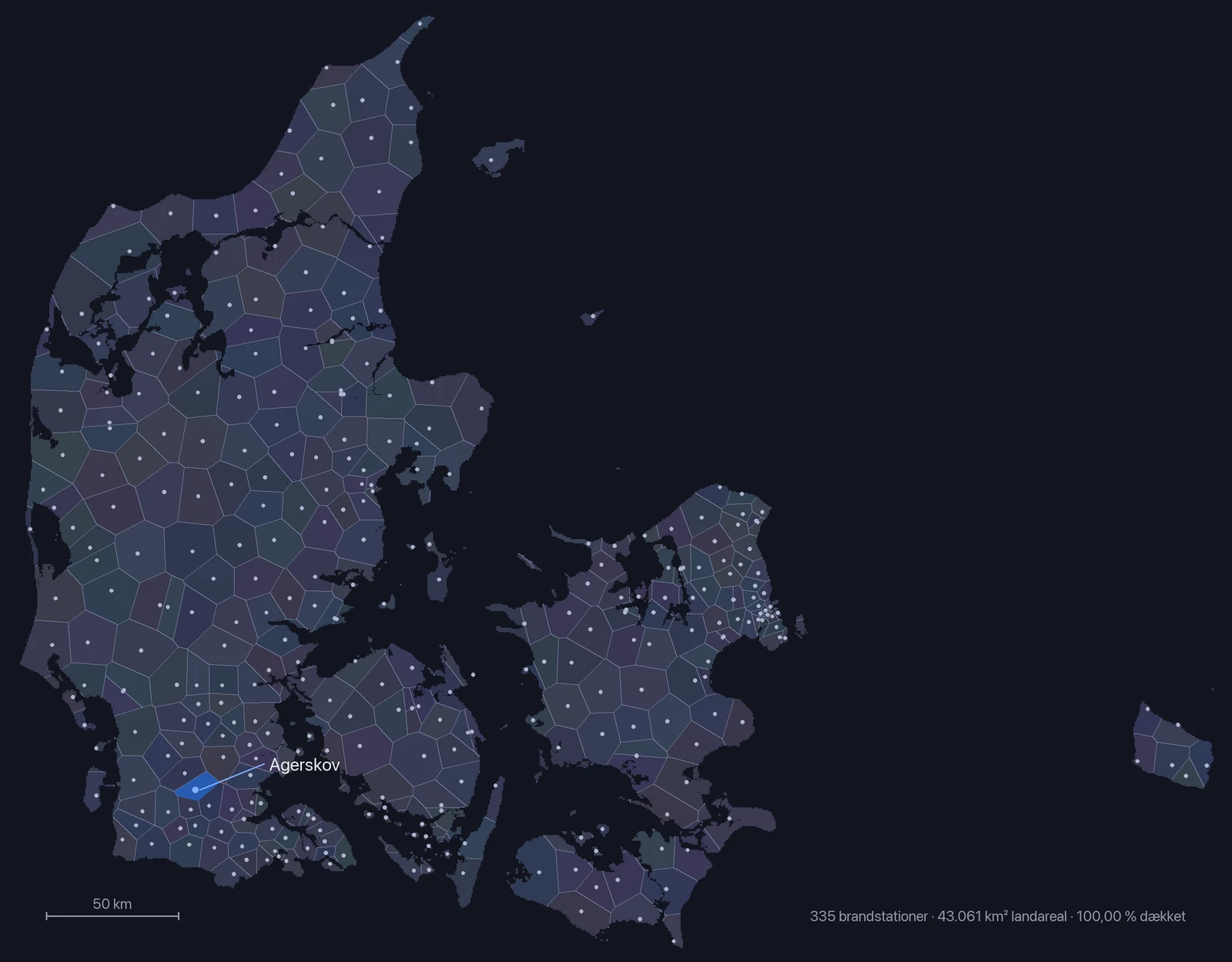 Danmark delt op efter nærmeste brandstation. Hver flade er ét dækningsområde; kysten er landgitteret på 500 m, ikke en kysttegning. Agerskov er markeret.