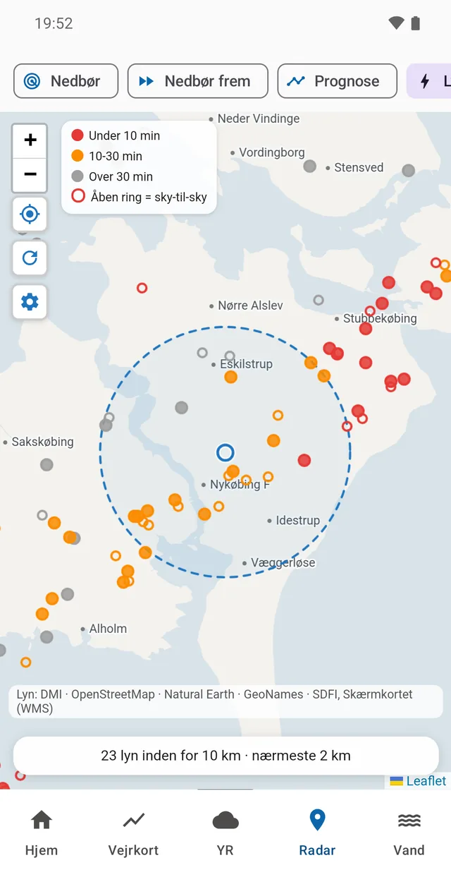 Den seneste time på kortet. Rød er under ti minutter, åben ring er sky-til-sky, og den stiplede cirkel er den afstand varslet bruger.