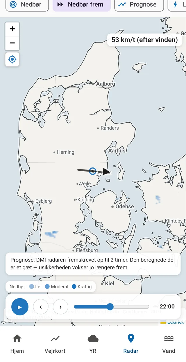 Pilen er den målte bevægelse — 53 km/t efter vinden — og noten under kortet siger selv, at den beregnede del er et gæt.